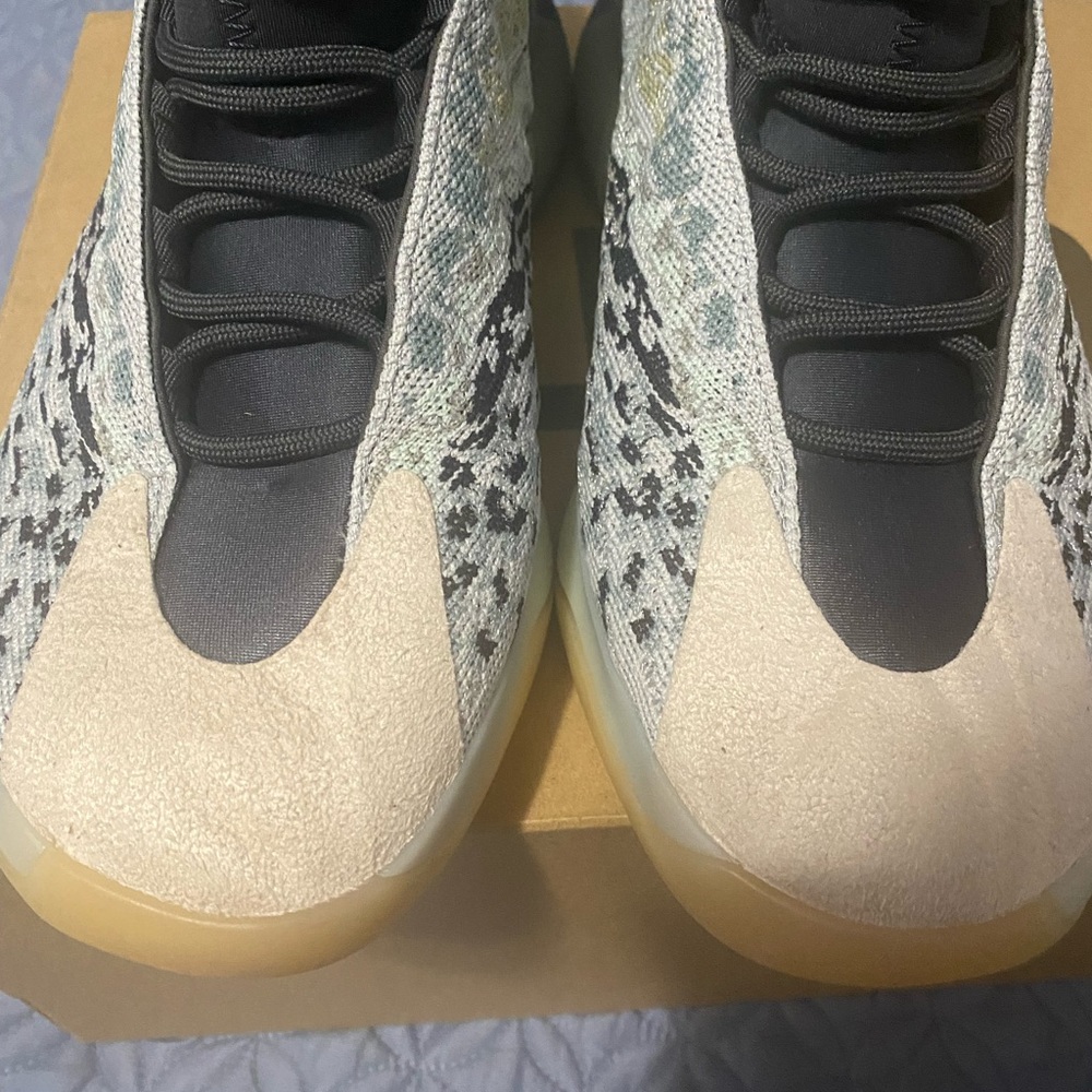 Yeezy Quantum Sneakers in Black/Blue and Cream - Picture 4 of 11